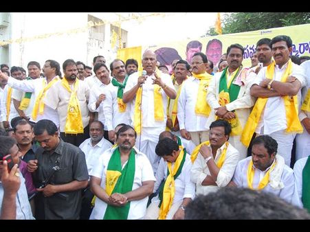 టి టిడిపి బస్సు యాత్ర: మహిళ కంటతడి(పిక్చర్స్)