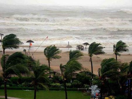 తీరం దాటిన హుధుద్, విశాఖపై ప్రభావం, సిగ్నల్స్ కట్