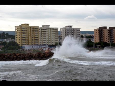 బాబుకి మోడీ ఫోన్: కుంగిన అపార్ట్‌మెంట్, ఎక్కడికక్కడే