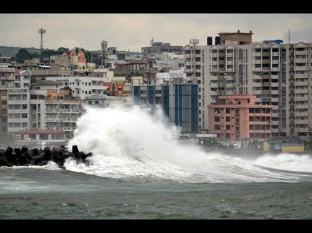 రాడర్‌తో సంబంధాలు కట్, 'విశాఖ' గజగజ (పిక్చర్స్)