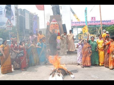 తెరాసలోకి ఇంకొందరు, తలసాని బొమ్మ దగ్ధం(పిక్చర్స్)