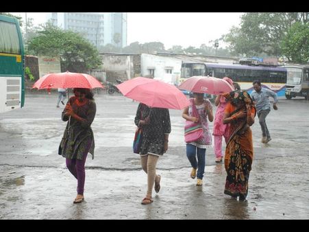 జగన్ పిలుపు: హైద్రాబాద్-విశాఖ దారి బంద్(పిక్చర్స్)