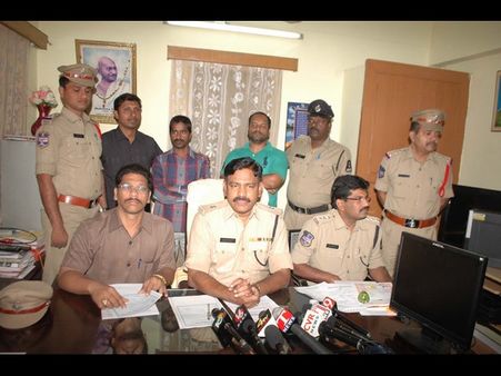  వర్సిటీల నకిలీ సర్టిఫికేట్ల తయారీ: ఇద్దరి అరెస్ట్(పిక్చర్స్)