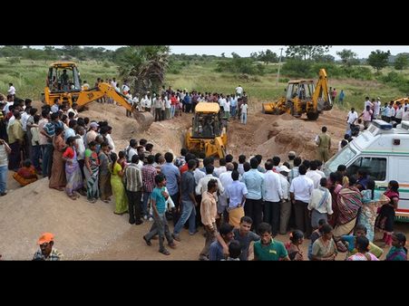 బోరుబావిలో చిన్నారి: రోదనలతో విషాదం (పిక్చర్స్)