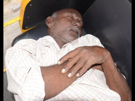 వృద్ధుడి మృతి: దరఖాస్తులకు రద్దీ (పిక్చర్స్)