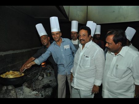 బిర్యానీ: నిజాం క్లబ్‌లో పార్లమెంట్ ఛెప్‌లు(ఫోటోలు)