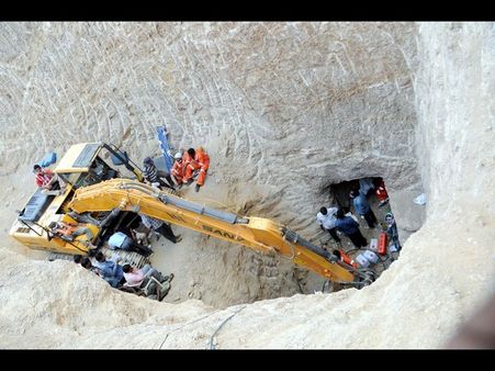 విషాదం: గిరిజ అవయవాలే వచ్చాయి (పిక్చర్స్)