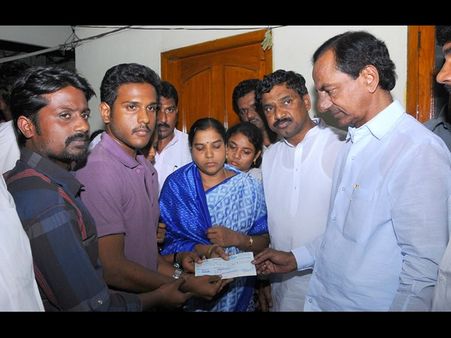 ప్రతి ఇంటికీ నీరు:కెసిఆర్, తెరేష్ ఫ్యామిలీకి చెక్(పిక్చర్స్)