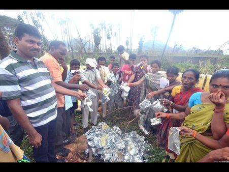 తుఫాను విధ్వంసం: తేరుకోని విశాఖ (పిక్చర్స్)