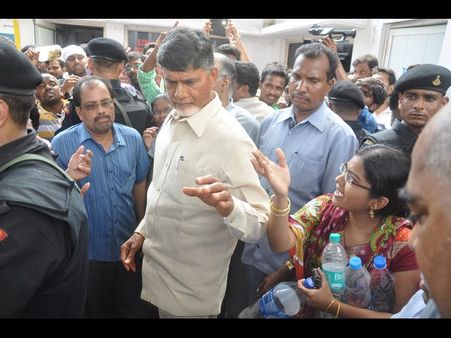   బాబు అసంతృప్తి, నిలదీసిన మహిళ (ఫోటోలు)