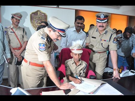పదేళ్ల సాదిక్ ఏక్ దిన్‌ కా సిటీ కోత్వాల్ (పిక్చర్స్)