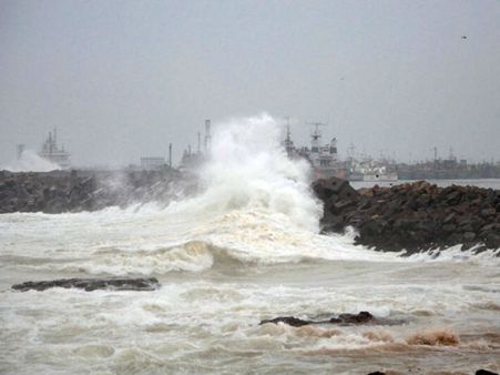 తుపాను బాధితుల కోసం ఎమ్మెల్యే భిక్షాటన