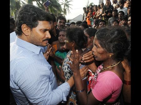 హుధుద్: జగన్ విరాళం రూ. 50 లక్షలు, లోకేష్ రెడీ