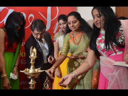 కవిత మెడలో..., నటి సంజన హల్‌చల్ (పిక్చర్స్)