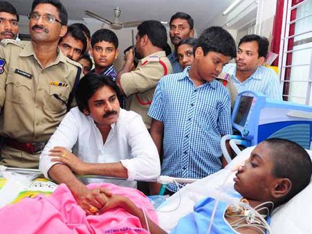 కంటతడి పెట్టిన పవన్, బెడ్ పక్కన అలాగే... (పిక్చర్స్)