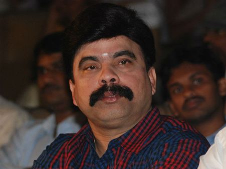 ఈ పవర్ స్టార్ పవన్ కాడు, రజనీయే పోటీ అట