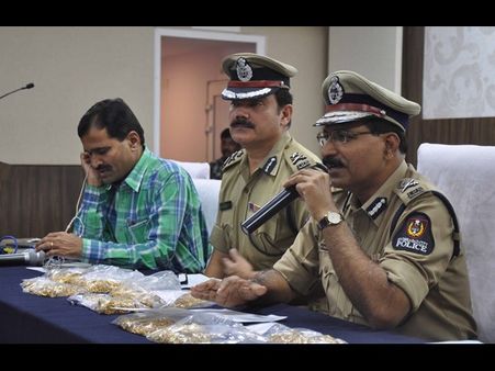 గోల్డ్ చోరీ కేసు: సూడో పోలీసుల పట్టివేత (పిక్చర్స్)