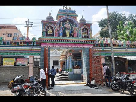 సీసీ కెమెరాలున్నా హుండీ పగులకొట్టి చోరీ(ఫోటోలు)