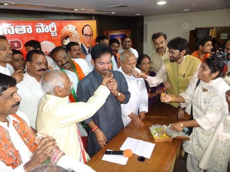 స్వీట్లతో కిషన్: టపాసులు పేల్చిన దత్తన్న(పిక్చర్స్)