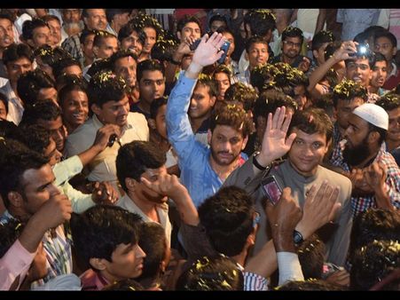 'మహా' ఎఫెక్ట్: ముంబైలో అక్బరుద్దీన్‌‍కు ఇలా (పిక్చర్స్)