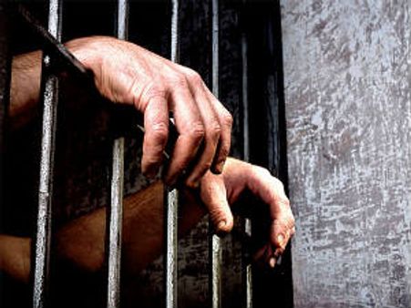 బెంగళూర్ రేప్: హైదరాబాదీలపై ఫిర్యాదు, రెడ్డి అరెస్టు