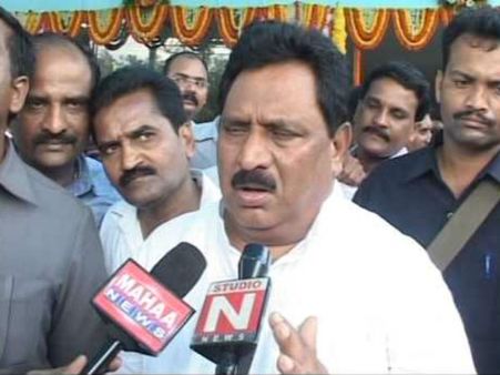 చిన్న రాజప్ప కాన్వాయ్ వాహనం బోల్తా