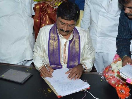 లా కాలేజీని దత్తతు తీసుకున్న మంత్రి గంటా