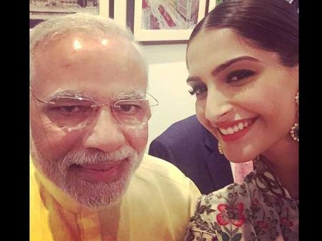 మోడీతో హీరోయిన్ నవ్వులు, సోనమ్ హ్యాపీ(పిక్చర్స్)