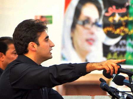 బిలావల్‌కు పరాభవం: ప్లాస్టిక్ సీసాలు, క్యాన్లతో దాడి