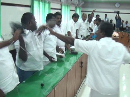 జయ ఫోటో చిచ్చు: మైకులు విసురుకున్నారు(పిక్చర్స్)