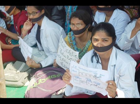 మొండి వద్దు: రాజయ్య హెచ్చరిక, వారు సై.. (పిక్చర్స్)