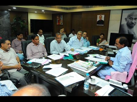 బాబు చేస్తే తప్పు లేదు, నేను చేస్తే..: కెసిఆర్ (పిక్చర్స్)