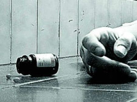 జాబితాలోభర్త పేరు మిస్: స్త్రీ ఆత్మహత్యాయత్నం