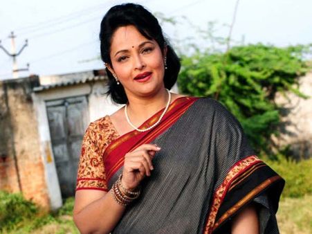 నటి రజని కుమార్తెను కొట్టిన టీచర్‌పై కేసు, సస్పెండ్