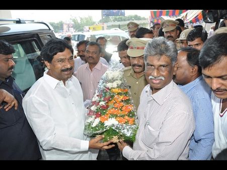 'డాక్టర్' హల్‌చల్: ఎత్తుకున్న రాజయ్య, కవిత (పిక్చర్స్)