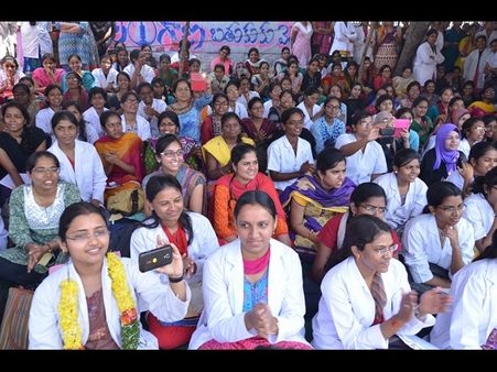 హైకోర్టుకు ససేమీరా: డ్యాన్స్‌తో నిరసన (పిక్చర్స్)