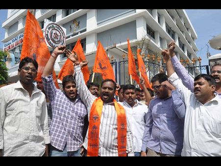 తిరుమలలో పాస్టర్: టీటీడీ ముందు ఆందోళన (పిక్చర్స్)