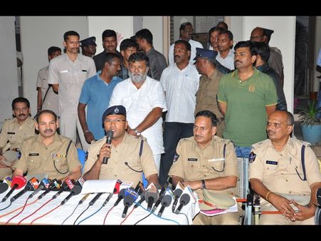 క్రీస్తు కలలో కనిపించి..: అరెస్టైయిన సుధీర్ (పిక్చర్స్)