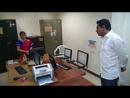 సర్‌ప్రైజ్ చేసిన కేటీఆర్, స్కూల్లో పద్మారావు(పిక్చర్స్)