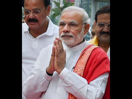 పటేల్ విగ్రహానికి ప్రధాని మోడీ నివాళులు (ఫోటోలు)