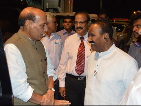 కేసీఆర్ మరో షాకిచ్చారు, రాజ్‌నాథ్‌తో నాయిని(పిక్చర్స్)