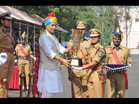 ఐపిఎస్‌ల పాసింగ్ ఔట్: సంతోషమని రాజ్‌నాథ్(పిక్చర్స్)