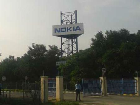 నోకియా ప్లాంట్ మూసివేత, వీధుల్లో పడిన ఉద్యోగులు