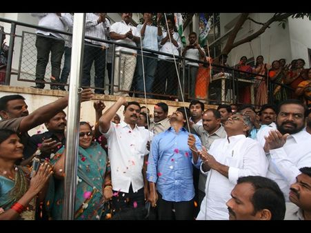 హైద్రాబాద్‌లో జగన్ 'ఏపీ' వేడుక, బాబుపై..(పిక్చర్స్)