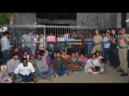 ఇఫ్లూ విద్యార్థినిపై హాస్టల్లోనే రేప్, అరెస్ట్: ధర్నా(పిక్చర్స్)