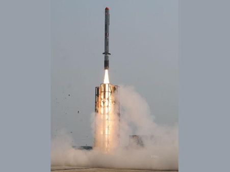 నిర్భయ్‌ మిసైల్‌ను వెంబడించిన యుద్ధవిమానం