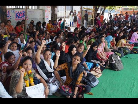 బాబుకూ సెగ: కేసీఆర్ పట్టించుకోవాలని... (పిక్చర్స్)