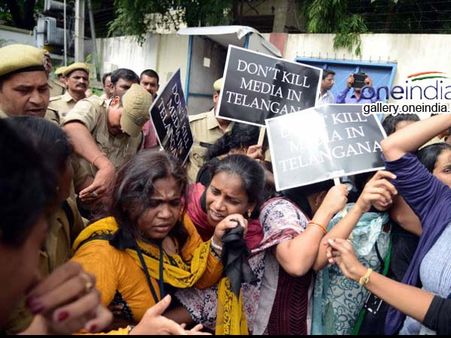 బ్యాన్: అసెంబ్లీ వద్ద ఏబీన్ ధర్నా, హామీ