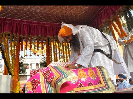 కత్తులతో విన్యాసాలు చేసిన సిక్కులు (ఫోటోలు)