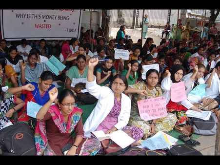 జూడాల నిరసన: రాజయ్యకు చెవి పరీక్షలు(ఫోటోలు)